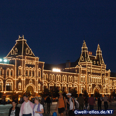 Abend auf dem Roten Platz vor dem GUM-Kaufhaus in Moskau