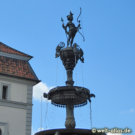 Der Luna-Brunnen (Marktbrunnen) auf dem Marktplatz steht direkt vor dem Lüneburger Rathaus