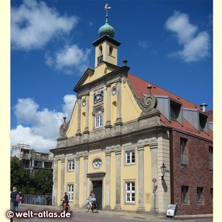 Barockfassade Hotel Altes Kaufhaus mit Wappen und Turmuhr am alten Hafen im Lüneburger Wasserviertel