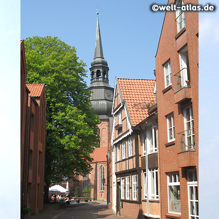 Kirche St. Cosmae et Damiani in Stade,achteckiger Turm mit barocker Haube