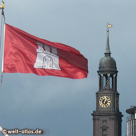 Flagge mit Hamburger Wappen weht neben dem Michel,Wahrzeichen der Hansestadt