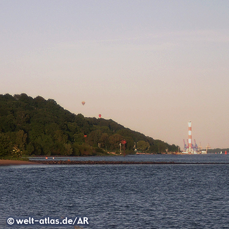 Leuchtturm Blankenese an der Elbe  - Blick vom Falkensteiner Ufer
