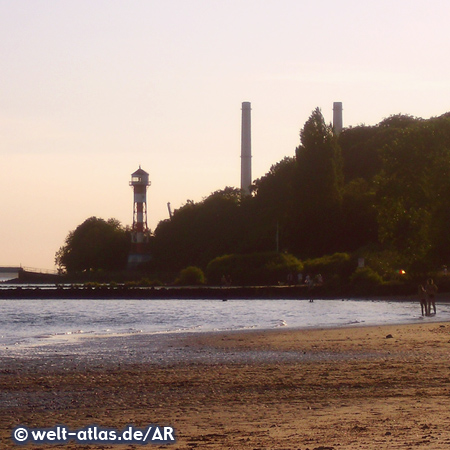 Strand am Falkensteiner Ufer mit dem Leuchtturm Wittenbergen