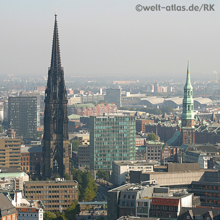 Blick auf Türme von St. Nikolai und St. Katharinen bis Deichtorhallen