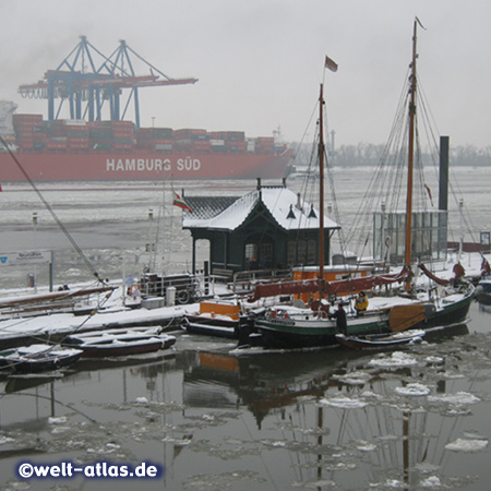 Winter in Neumühlen, die Döns, das historische Wartehäuschen auf dem Anleger und Schiffe im Museumshafen Övelgönne