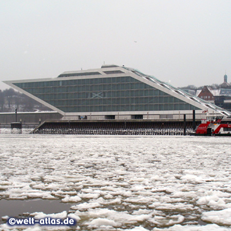 Das Dockland im eisigen Winter, Bürogebäude in Hamburg-Altona an der Elbe