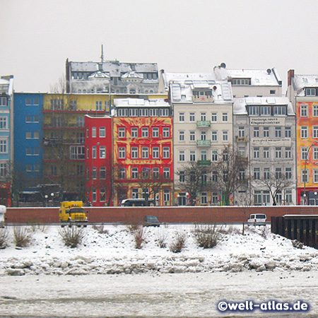Bunte Häuser an der Hafenstraße, Hamburg-St. Pauli im Winter