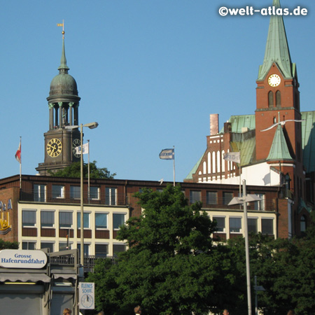 Michel und Schwedische Seemannskirche an den St. Pauli-Landungsbrücken