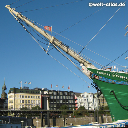 Bug der Rickmer Rickmers vor den St. Pauli-Landungsbrücken im Hamburger Hafen, links der Michel