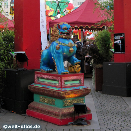 CHINA TIME 2010 - in Hamburg auf dem Rathausmarkt findet ein bunter chinesischer Markt statt - mit kulinarischen Genüssen und Programm