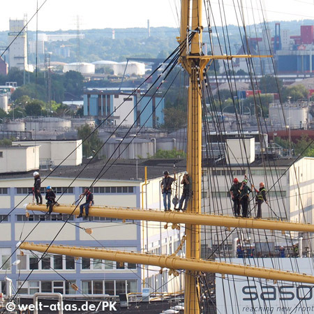 Peking crew during transfer back home to Hamburg, Germany