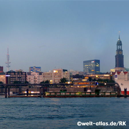 St. Pauli-Landungsbrücken mit Michel, Fernsehturm, Abendstimmung