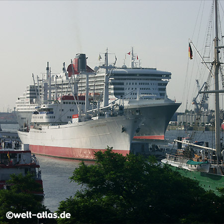 Queen Mary 2, Cap San Diego und Rickmer Rickmers an den Landungsbrücken, Hamburg