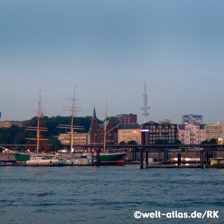 Rickmer Rickmers an den St. Pauli-Landungsbrücken mit  Fernsehturm, Abendstimmung