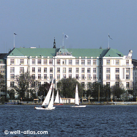 Segelboote auf der Alster, Außenalster mit Hotel Atlantic