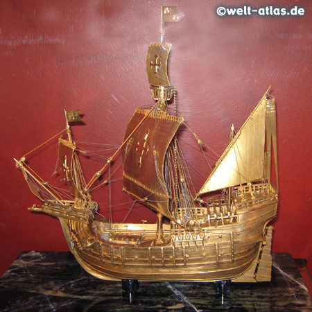 Goldmodell der "Santa Maria", Flaggschiff von Kolumbus im Internationalen Maritimen Museum Hamburg (IMMH)