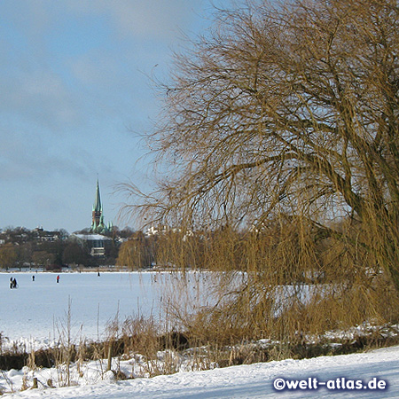 Winter im Alsterpark, an der vereisten Außenalster, Blick Richtung St.-Johannis-Kirche in Harvestehude‎