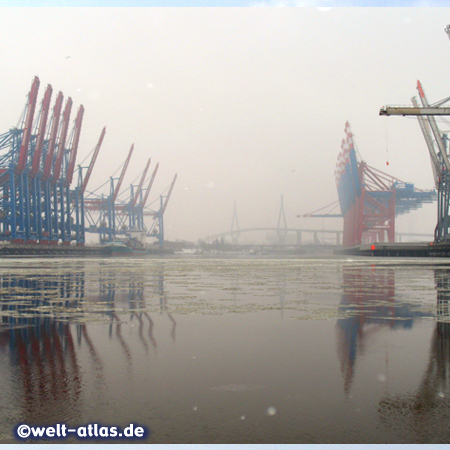 Eisfahrt auf der Elbe mit dem Dampfschlepper "Tiger", Containerbrücken und im Hintergrund die Köhlbrandbrücke