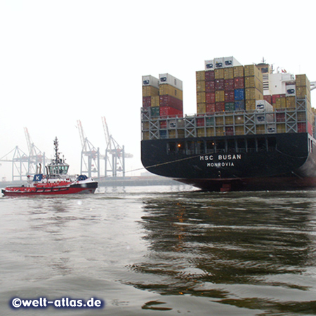Containerschiff MSC Busan und Schlepper auf der Elbe im Hamburger Hafen 
