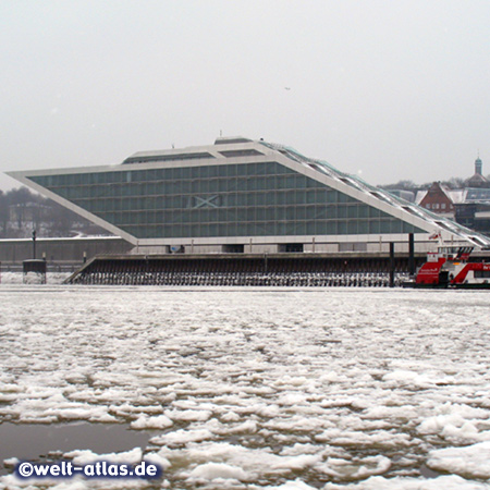 Das Dockland im Winter bei Eisgang, Bürogebäude in Hamburg-Altona an der Elbe 
