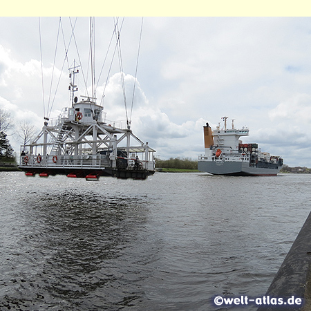 Die Schwebefähre unter der Rendsburger Hochbrücke über den Nord-Ostsee-Kanal transportiert auch Autos