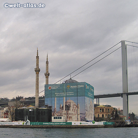 1. Bosporus-Brücke "Brücke der Märtyrer des 15. Juli" und Ortaköy-Moschee auf der europäischen Seite der Stadt