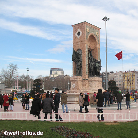 Auf dem Taksim-Platz mit dem Denkmal der Republik, Istanbul