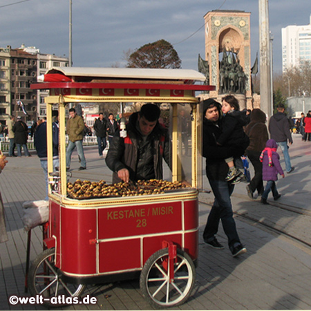 Maronenverkäufer auf dem Taksim-Platz mit dem Denkmal der Republik, Istanbul