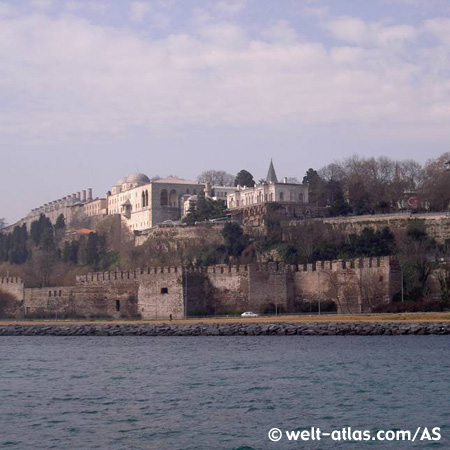 Topkapi Palast über den Resten der Osmanischen Burgmauer am Bosporus
