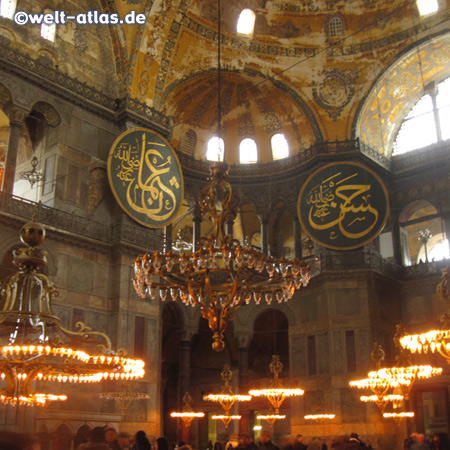 Die Hagia Sophia aus dem 6. Jahrhundert n. Chr. war ehemals eine Kirche, später Moschee und nun Museum –Blick von der Galerie
