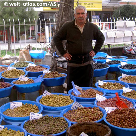 ein Olivenstand auf einem Markt