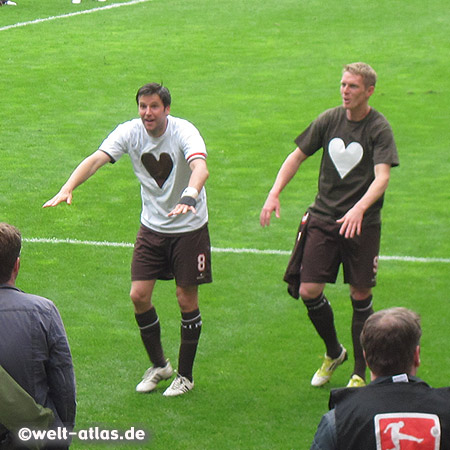 FC St. Pauli - ein sensationelles Spiel - 5:1 gegen Braunschweig und ein sehr emotionaler Abschied von den Kult-Kickern Ebbers und Bruns - beide trugen mit je einem Tor zum Klassenerhalt bei und das Stadion tobt