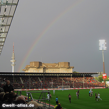 FC St. Pauli am 25.9.2012, der Regenbogen überm Millerntorstadion war das Schönste am ganzen Abend