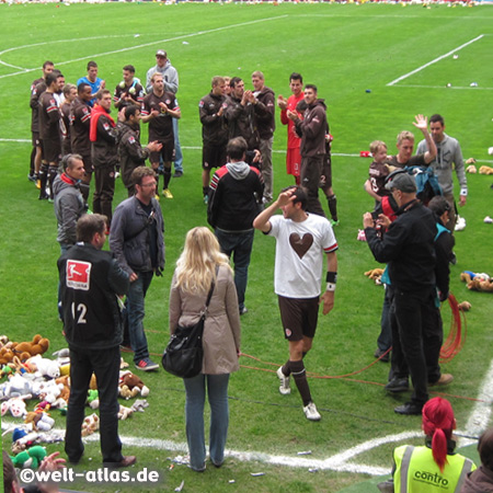 FC St. Pauli - Abschied von Ebbers und Bruns und die großartige Kuscheltieraktion.