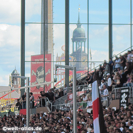 FC St. Pauli, Haupttribüne – dahinter der Michel