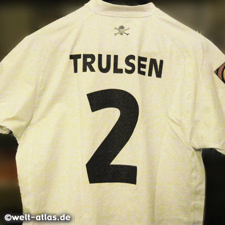 Auf dieses Trikot von St. Pauli-Legende "Truller" bin ich richtig stolz, auch heute noch wird das Geschenk in Ehren gehalten und gelegentlich in Stadion ais Glücksbringer getragen