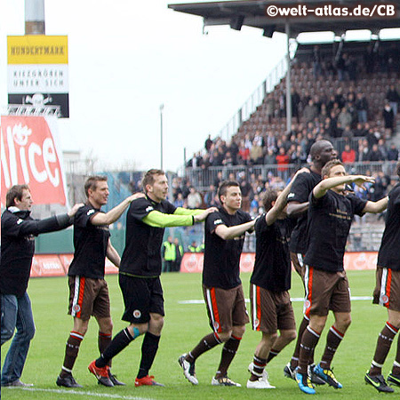 FC St. Pauli, Aufstieg in die 1. Liga, Spieler feiern auf dem Rasen