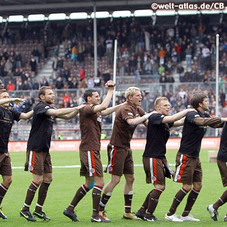 FC St. Pauli, Aufstieg in die 1. Liga, Spieler feiern auf dem Rasen, das Stadion tobt