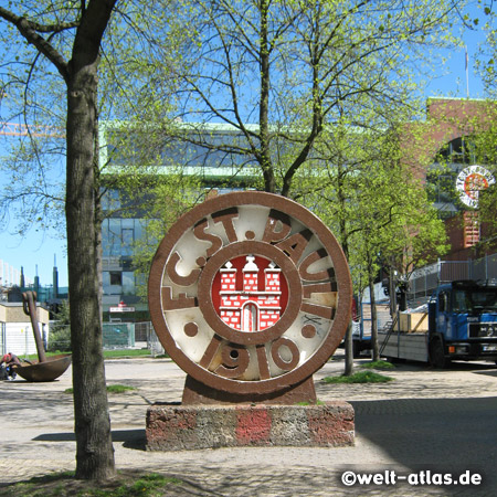 Wappen des FC St. Pauli vor dem Stadion am Millerntor