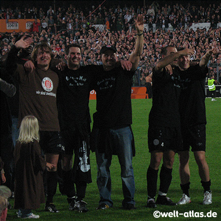 FC St. Pauli, Aufstieg 2. Liga, Spieler feiern auf dem Rasen, das Stadion tobt RAUS25.5.07