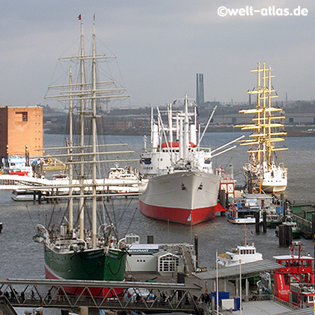 Rickmer Rickmers und Cap San Diego auf der  Elbe im Hamburger Hafen