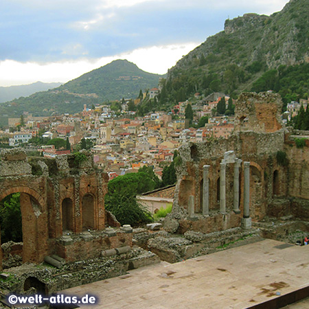 Antikes Theater und Blick auf Taormina, Sizilien