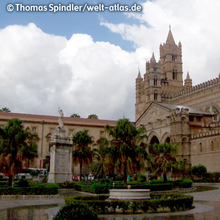 Die Kathedrale von Palermo mit den berühm­ten Königsgräbern der Normannen und Staufer