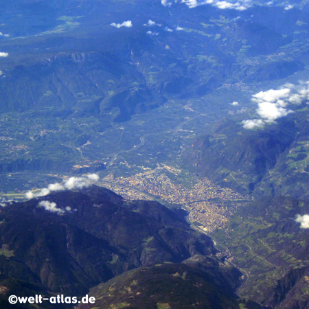 Blick auf die Berge um Bozen aus der Luft