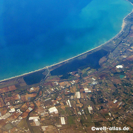 Flug über die italienische Küste, Thyrrenisches Meer bei Anzio 