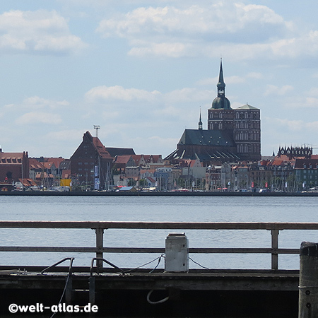 Blick vom Yachthafen in Altefähr/Rügen auf Stralsunds Hafen und St.-Nikolai-Kirche (Altstadt UNESCO-Weltkulturerbe)