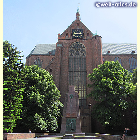 Nordportal der Marienkirche am Neuen Markt in der Altstadt von Stralsund