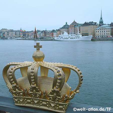 Blick auf Stockholmer Hafen und Tyska kyrkan (Deutsche Kirche), Krone auf der Skeppsholmsbron-Brücke