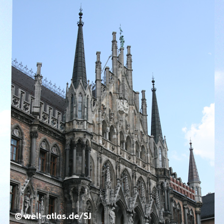 Fassade des neuen Rathauses auf dem Marienplatz in München