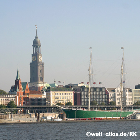 Rickmer Rickmers an den St. Pauli-Landungsbrücken mit Michel, Hamburger Wahrzeichen